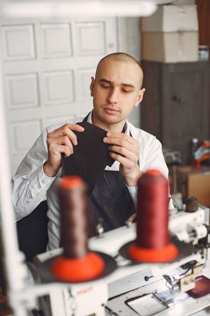 haftujący rzemieślnik